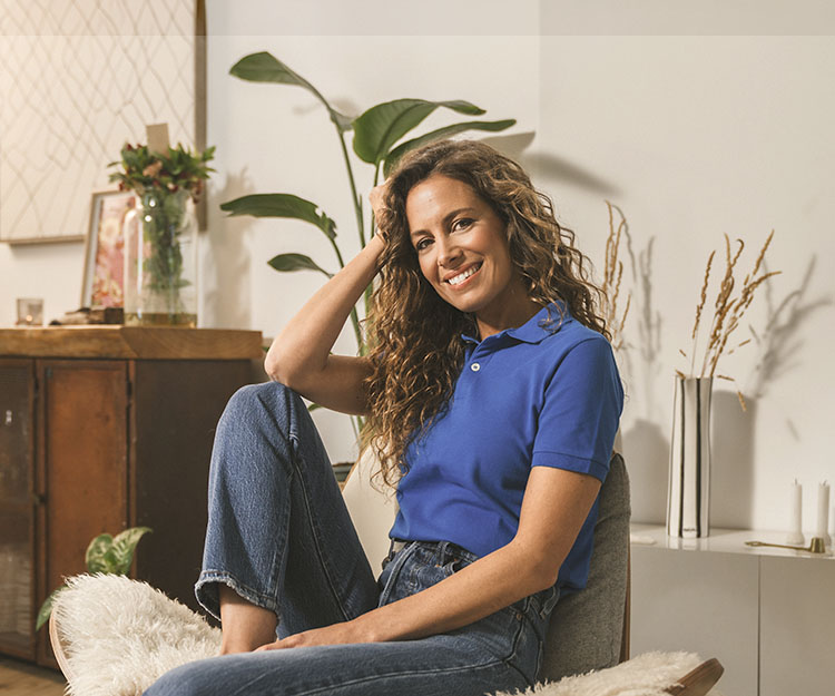 chica feliz relajada en casa