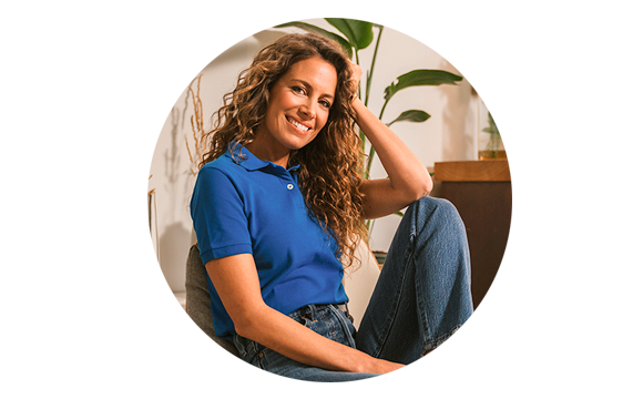 chica sonriente mirando a cámara