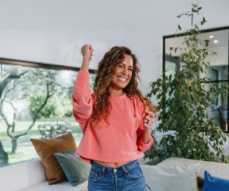 chica feliz levantando un brazo