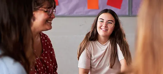 alumna en una clase haciendo una tertulia