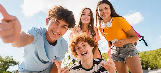 grupo de adolescentes sonrientes