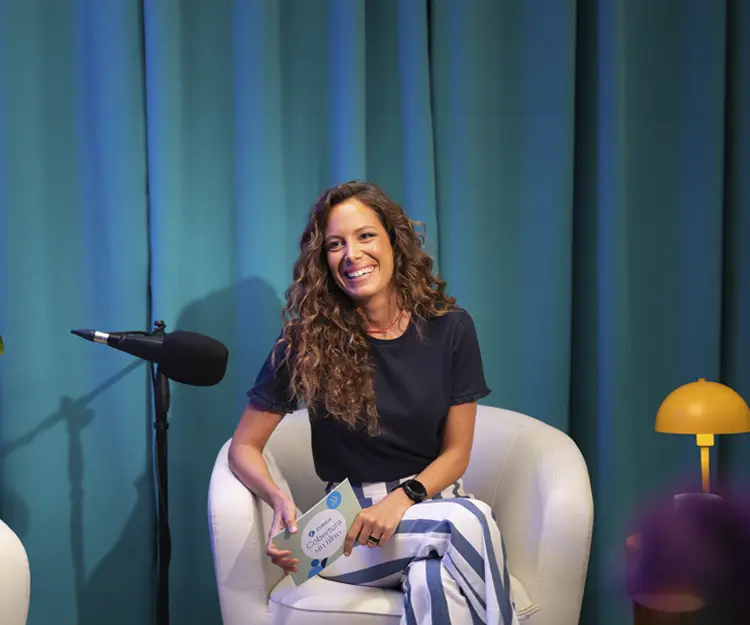chica sonriente con un micrófono