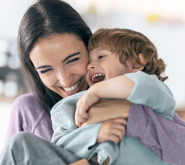 madre abrazando a hijo