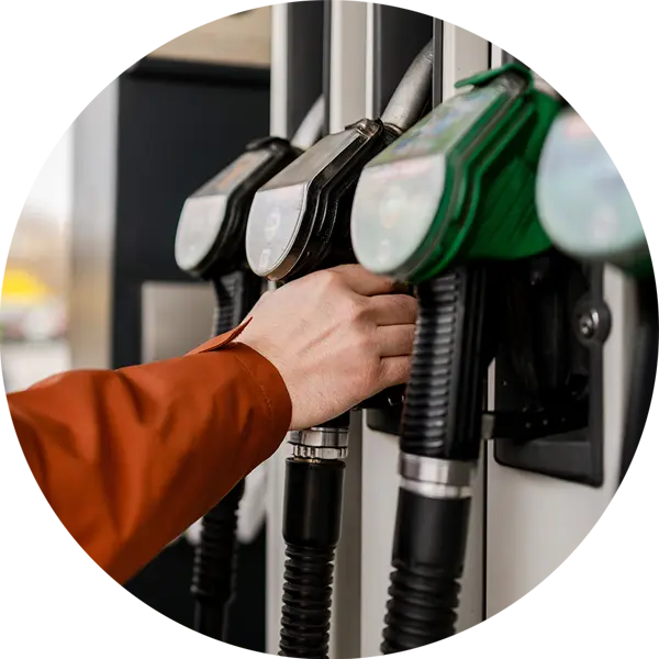persona eligiendo surtidor de gasolina