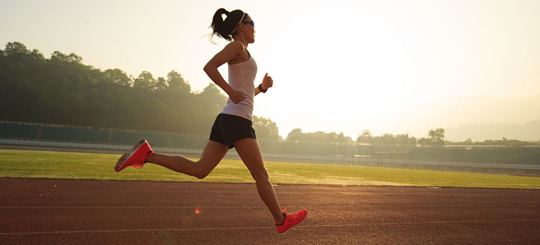 chica entrenando al atardecer
