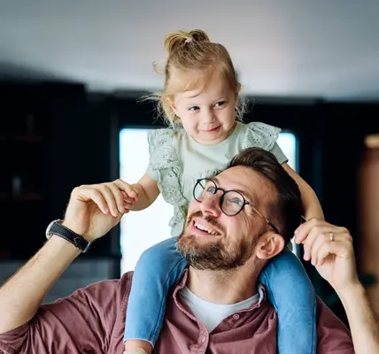 padre con hija en los hombros