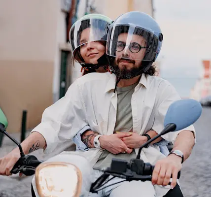 padre e hija en una scooter