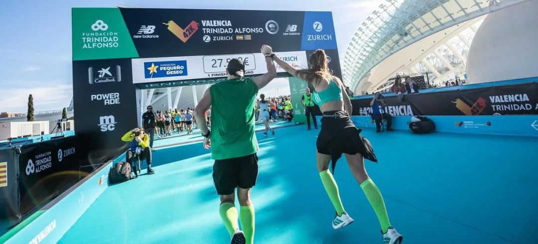 dos personas entrenando en la meta