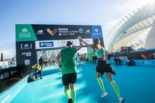 dos personas entrenando en la meta