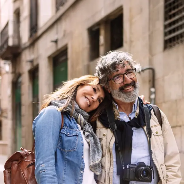 pareja paseando por la calle