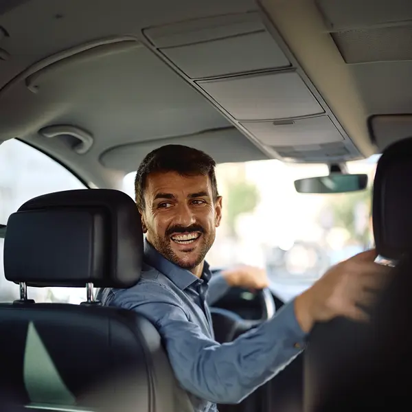 conductor en el coche mirando hacia atrás