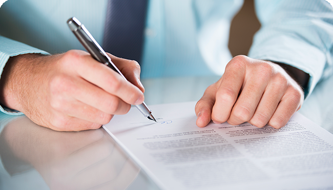 persona firmando un documento