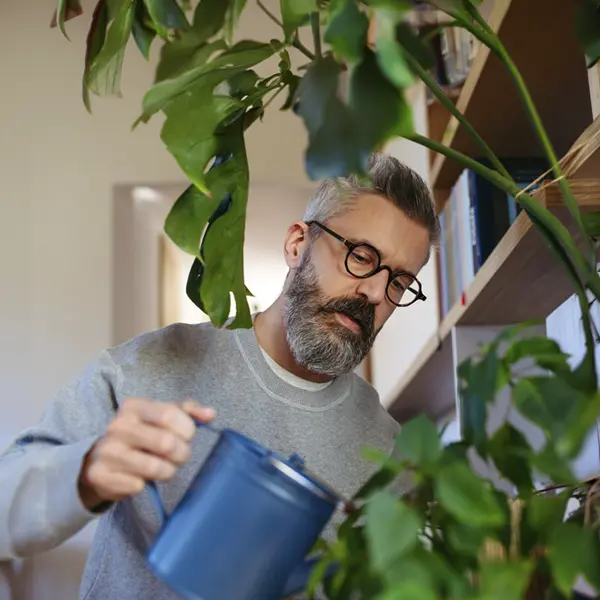 señor regando plantas