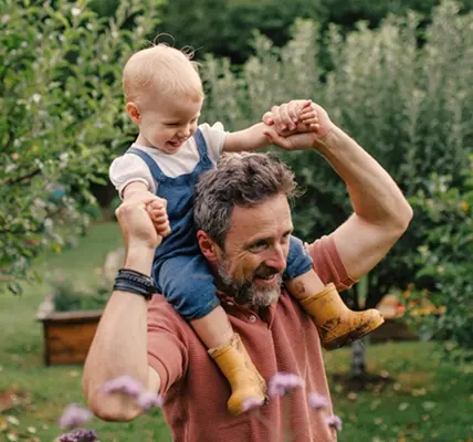 padre con hijo en hombros