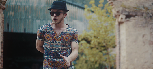 Señor posando con un estilo de ropa alternativo