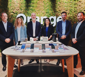 Personal de Zurich mostrando una gama de dispositivos móviles