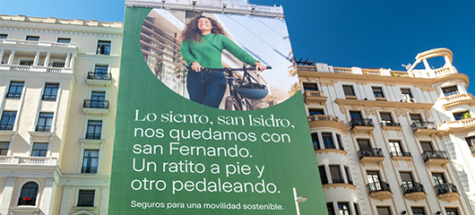Lona sostenible de Zurich despegada sobre un edificio