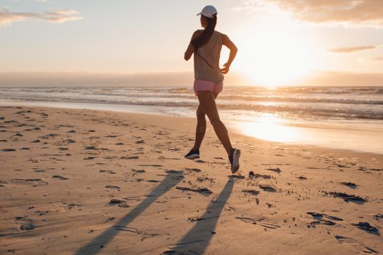 chica corriendo en la playa
