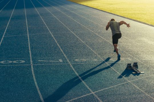 chico en pista de atletismo