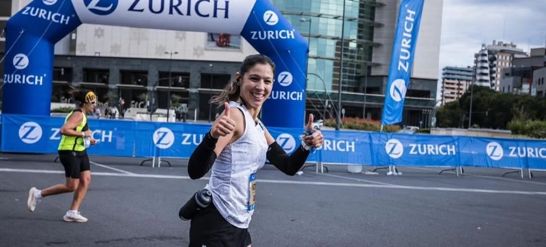 Sonriente corredora del Medio Maratón Valencia Trinidad Alfonso Zurich