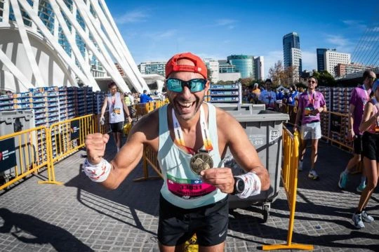 participantes mostrando su medalla